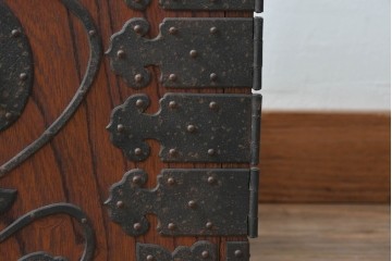【簡易リペア限定品】　和製アンティーク　大正から昭和初期　美品　総欅(ケヤキ)材　打ち出の小槌を象った金具が印象的な掛け硯型の船箪笥　(R-090789)