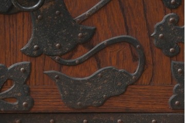 【簡易リペア限定品】　和製アンティーク　大正から昭和初期　美品　総欅(ケヤキ)材　打ち出の小槌を象った金具が印象的な掛け硯型の船箪笥　(R-090789)