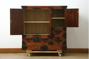 中古　美品　岩谷堂箪笥　菊幸　漆塗り　豊かな木目と牡丹金具が美しい箪笥　(R-090790)