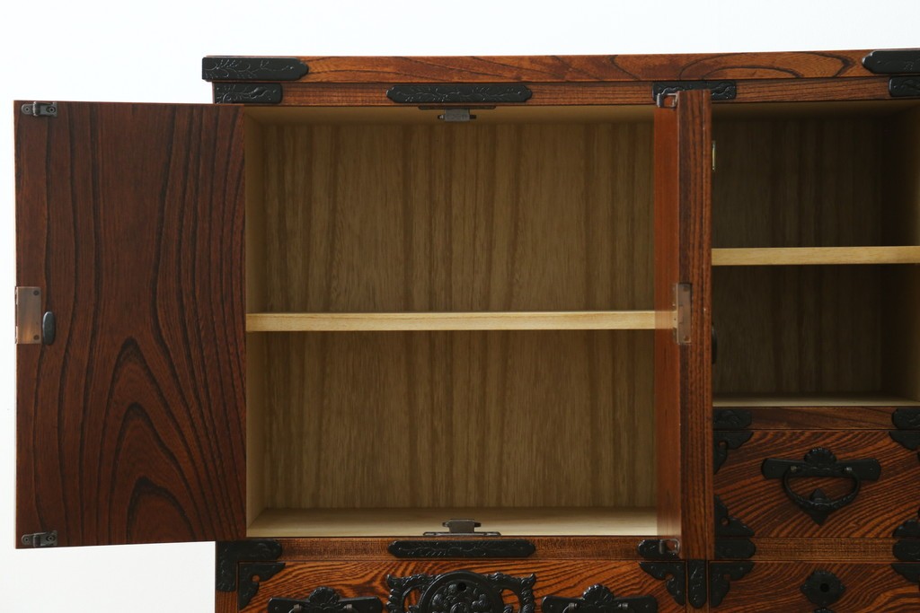 中古　美品　岩谷堂箪笥　菊幸　漆塗り　豊かな木目と牡丹金具が美しい箪笥　(R-090790)