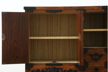 中古　美品　岩谷堂箪笥　菊幸　漆塗り　豊かな木目と牡丹金具が美しい箪笥　(R-090790)