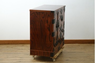 中古　美品　岩谷堂箪笥　菊幸　漆塗り　豊かな木目と牡丹金具が美しい箪笥　(R-090790)