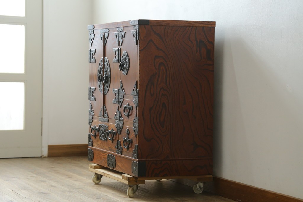 中古　美品　岩谷堂箪笥　菊幸　漆塗り　豊かな木目と牡丹金具が美しい箪笥　(R-090790)