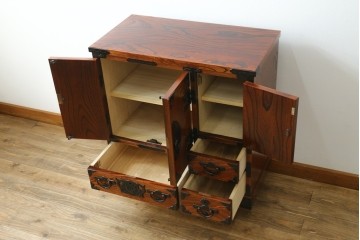 中古　美品　岩谷堂箪笥　菊幸　漆塗り　豊かな木目と牡丹金具が美しい箪笥　(R-090790)