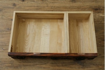中古　美品　岩谷堂箪笥　菊幸　漆塗り　豊かな木目と牡丹金具が美しい箪笥　(R-090790)