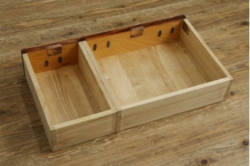 中古　美品　岩谷堂箪笥　菊幸　漆塗り　豊かな木目と牡丹金具が美しい箪笥　(R-090790)