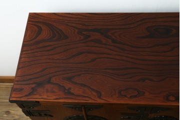 中古　美品　岩谷堂箪笥　菊幸　漆塗り　豊かな木目と牡丹金具が美しい箪笥　(R-090790)