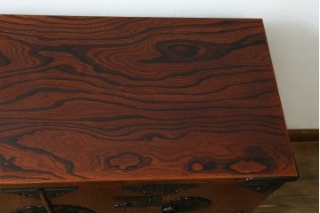 中古　美品　岩谷堂箪笥　菊幸　漆塗り　豊かな木目と牡丹金具が美しい箪笥　(R-090790)