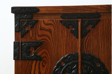 中古　美品　岩谷堂箪笥　菊幸　漆塗り　豊かな木目と牡丹金具が美しい箪笥　(R-090790)