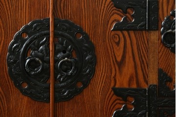 中古　美品　岩谷堂箪笥　菊幸　漆塗り　豊かな木目と牡丹金具が美しい箪笥　(R-090790)