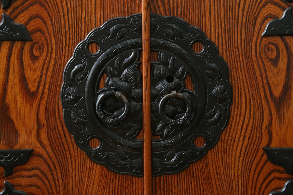 中古　美品　岩谷堂箪笥　菊幸　漆塗り　豊かな木目と牡丹金具が美しい箪笥　(R-090790)