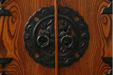中古　美品　岩谷堂箪笥　菊幸　漆塗り　豊かな木目と牡丹金具が美しい箪笥　(R-090790)