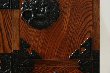 中古　美品　岩谷堂箪笥　菊幸　漆塗り　豊かな木目と牡丹金具が美しい箪笥　(R-090790)