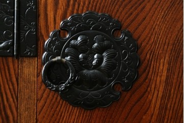 中古　美品　岩谷堂箪笥　菊幸　漆塗り　豊かな木目と牡丹金具が美しい箪笥　(R-090790)