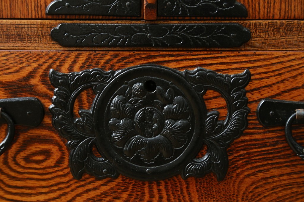 中古　美品　岩谷堂箪笥　菊幸　漆塗り　豊かな木目と牡丹金具が美しい箪笥　(R-090790)