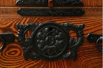 中古　美品　岩谷堂箪笥　菊幸　漆塗り　豊かな木目と牡丹金具が美しい箪笥　(R-090790)