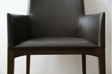 中古　美品　Cassinaixc.(カッシーナイクスシー)　IXC. R&D(イクスシー.R&D)　LINE(ライン)　FX革　洗練されたデザインのアームチェアとスツールのセット　チェア/定価約12万8千円　スツール/定価約8万円　(R-090791)