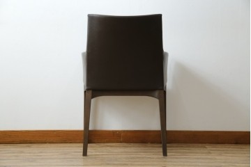 中古　美品　Cassinaixc.(カッシーナイクスシー)　IXC. R&D(イクスシー.R&D)　LINE(ライン)　FX革　洗練されたデザインのアームチェアとスツールのセット　チェア/定価約12万8千円　スツール/定価約8万円　(R-090791)