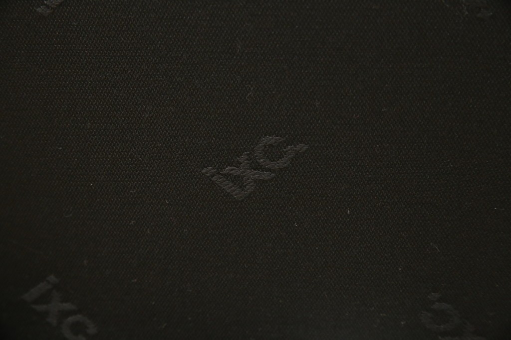 中古　美品　Cassinaixc.(カッシーナイクスシー)　IXC. R&D(イクスシー.R&D)　LINE(ライン)　FX革　洗練されたデザインのアームチェアとスツールのセット　チェア/定価約12万8千円　スツール/定価約8万円　(R-090791)