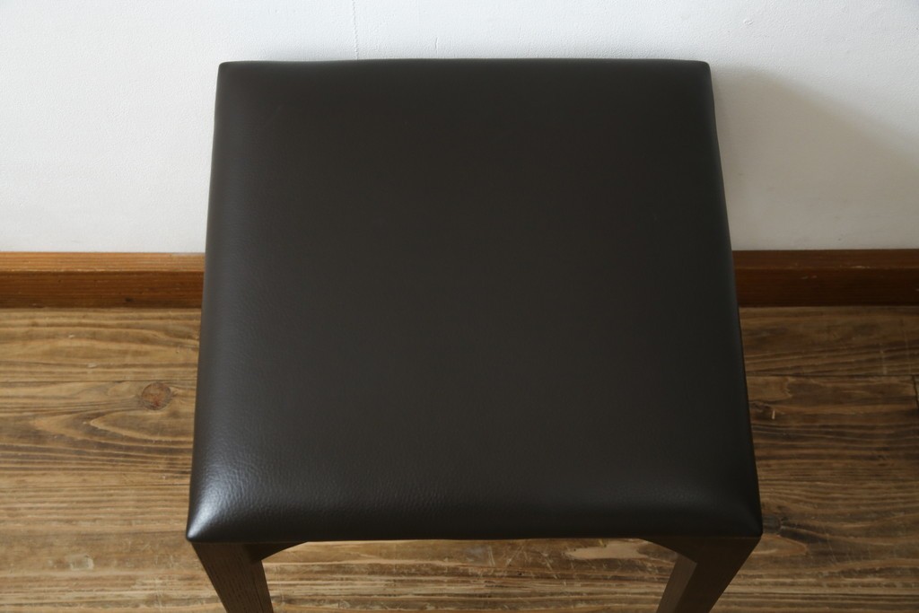 中古　美品　Cassinaixc.(カッシーナイクスシー)　IXC. R&D(イクスシー.R&D)　LINE(ライン)　FX革　洗練されたデザインのアームチェアとスツールのセット　チェア/定価約12万8千円　スツール/定価約8万円　(R-090791)
