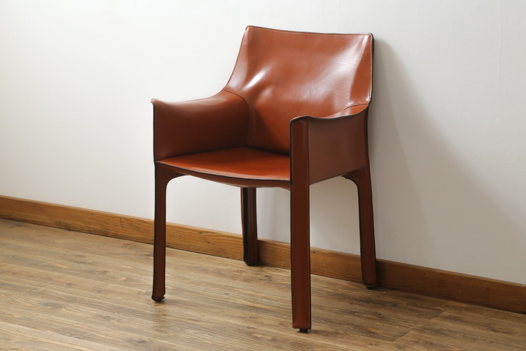 中古　美品　Cassina(カッシーナ)　413 CAB(キャブ)　MARIO BELLINI(マリオベリーニ)　本革　脚部まで革で覆われた個性的なアームチェア　定価約41万8千円　(R-090792)