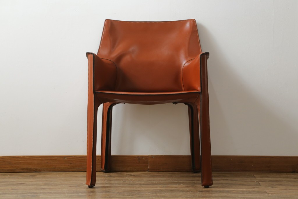 中古　美品　Cassina(カッシーナ)　413 CAB(キャブ)　MARIO BELLINI(マリオベリーニ)　本革　脚部まで革で覆われた個性的なアームチェア　定価約41万8千円　(R-090792)