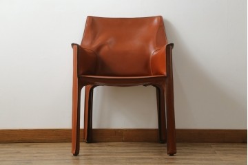 中古　美品　Cassina(カッシーナ)　413 CAB(キャブ)　MARIO BELLINI(マリオベリーニ)　本革　脚部まで革で覆われた個性的なアームチェア　定価約41万8千円　(R-090792)