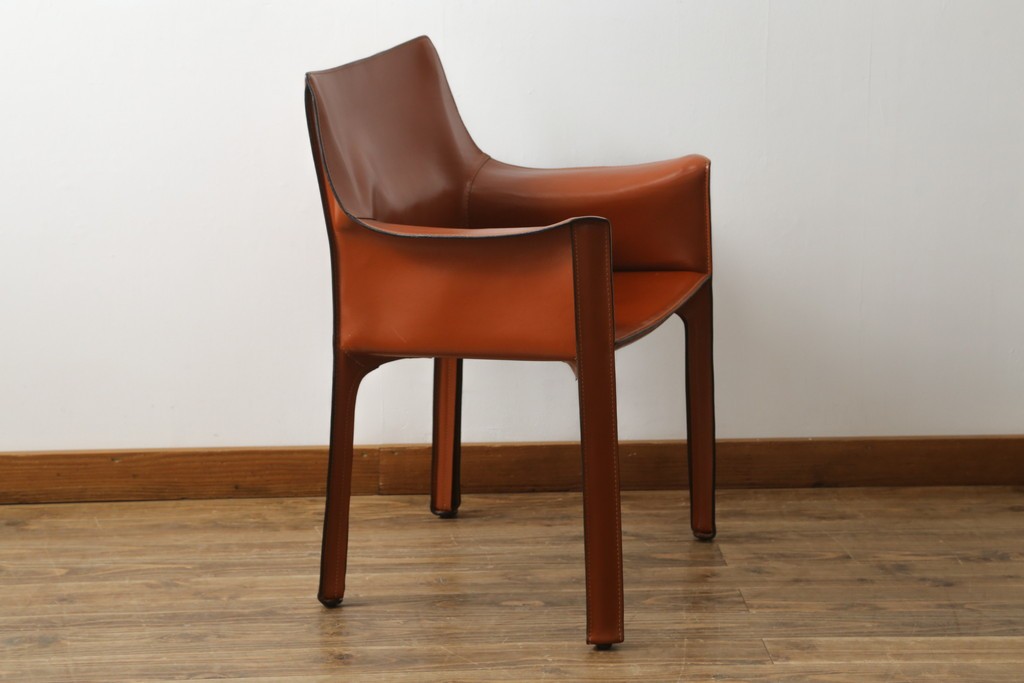 中古　美品　Cassina(カッシーナ)　413 CAB(キャブ)　MARIO BELLINI(マリオベリーニ)　本革　脚部まで革で覆われた個性的なアームチェア　定価約41万8千円　(R-090792)