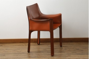 中古　美品　Cassina(カッシーナ)　413 CAB(キャブ)　MARIO BELLINI(マリオベリーニ)　本革　脚部まで革で覆われた個性的なアームチェア　定価約41万8千円　(R-090792)