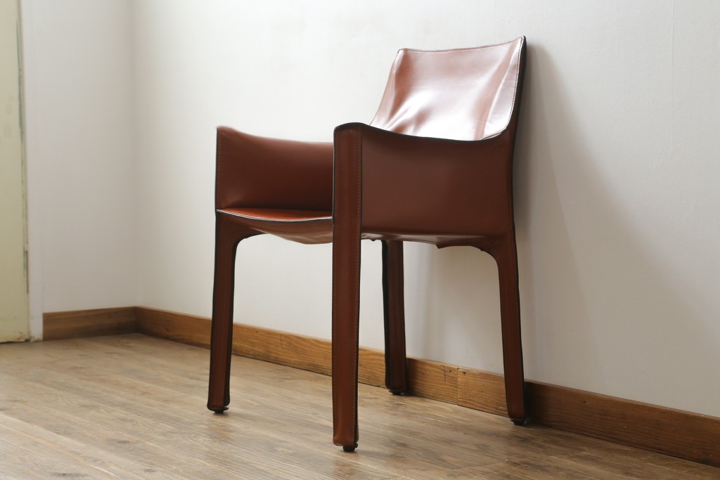 中古　美品　Cassina(カッシーナ)　413 CAB(キャブ)　MARIO BELLINI(マリオベリーニ)　本革　脚部まで革で覆われた個性的なアームチェア　定価約41万8千円　(R-090792)