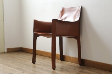 中古　美品　Cassina(カッシーナ)　413 CAB(キャブ)　MARIO BELLINI(マリオベリーニ)　本革　脚部まで革で覆われた個性的なアームチェア　定価約41万8千円　(R-090792)