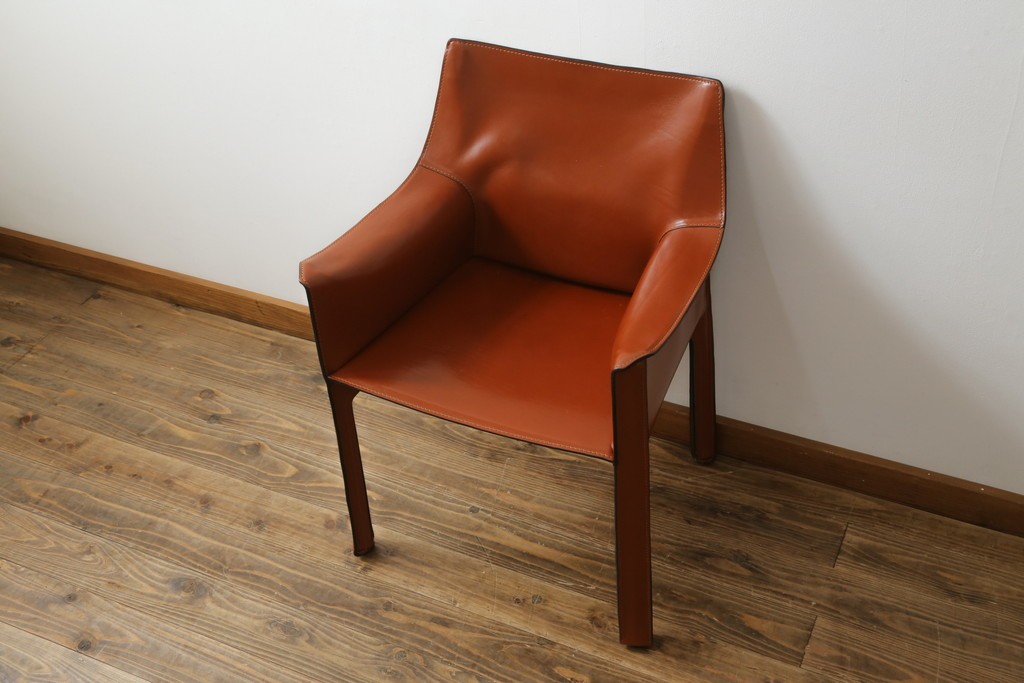 中古　美品　Cassina(カッシーナ)　413 CAB(キャブ)　MARIO BELLINI(マリオベリーニ)　本革　脚部まで革で覆われた個性的なアームチェア　定価約41万8千円　(R-090792)