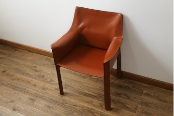 中古　美品　Cassina(カッシーナ)　413 CAB(キャブ)　MARIO BELLINI(マリオベリーニ)　本革　脚部まで革で覆われた個性的なアームチェア　定価約41万8千円　(R-090792)