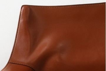 中古　美品　Cassina(カッシーナ)　413 CAB(キャブ)　MARIO BELLINI(マリオベリーニ)　本革　脚部まで革で覆われた個性的なアームチェア　定価約41万8千円　(R-090792)