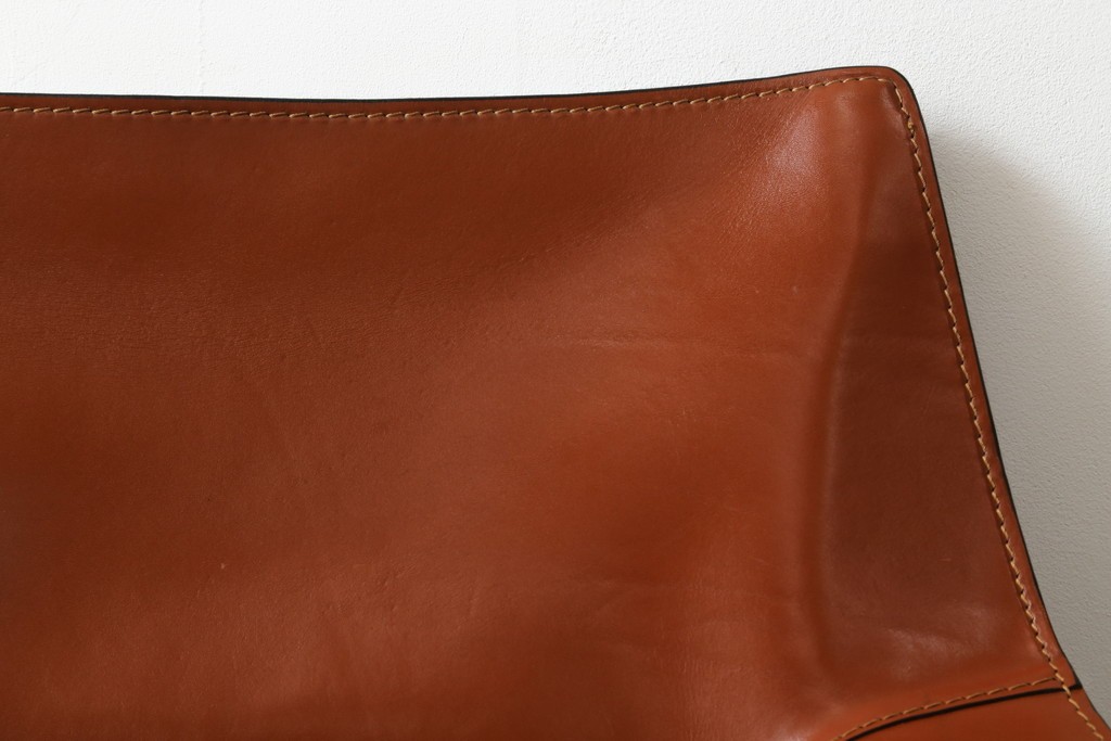 中古　美品　Cassina(カッシーナ)　413 CAB(キャブ)　MARIO BELLINI(マリオベリーニ)　本革　脚部まで革で覆われた個性的なアームチェア　定価約41万8千円　(R-090792)