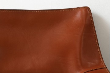 中古　美品　Cassina(カッシーナ)　413 CAB(キャブ)　MARIO BELLINI(マリオベリーニ)　本革　脚部まで革で覆われた個性的なアームチェア　定価約41万8千円　(R-090792)