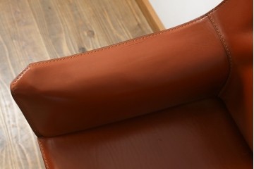 中古　美品　Cassina(カッシーナ)　413 CAB(キャブ)　MARIO BELLINI(マリオベリーニ)　本革　脚部まで革で覆われた個性的なアームチェア　定価約41万8千円　(R-090792)