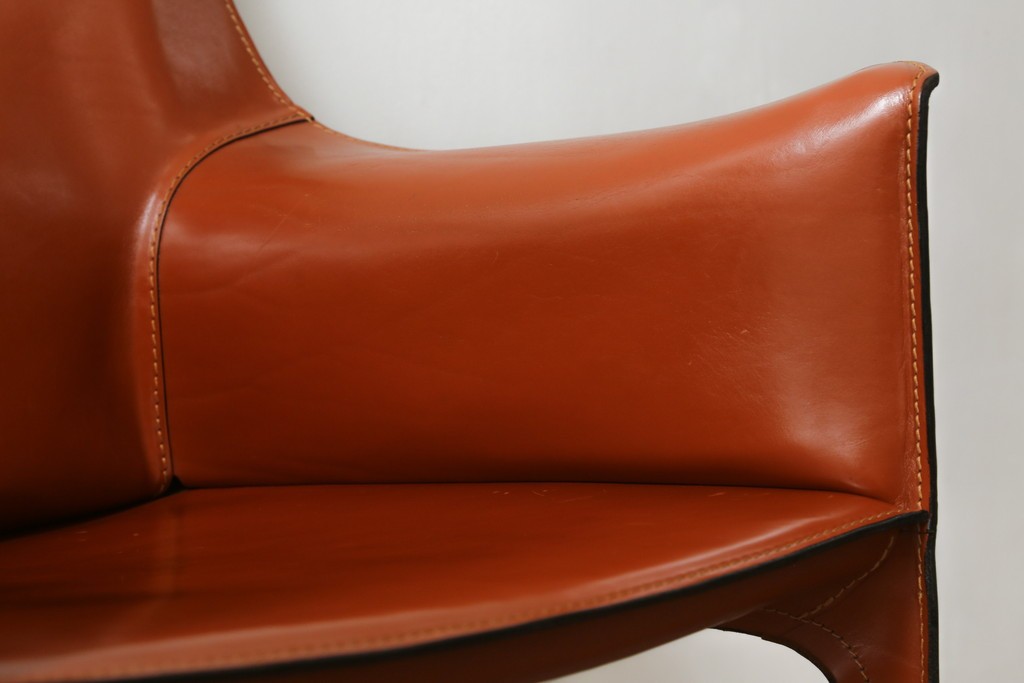 中古　美品　Cassina(カッシーナ)　413 CAB(キャブ)　MARIO BELLINI(マリオベリーニ)　本革　脚部まで革で覆われた個性的なアームチェア　定価約41万8千円　(R-090792)