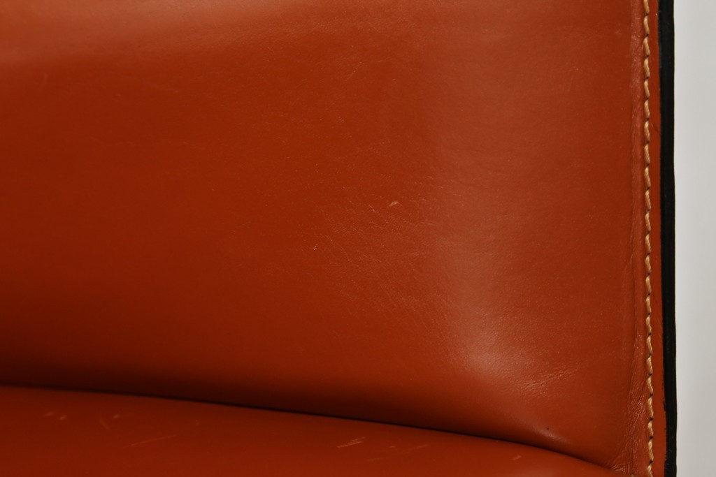 中古　美品　Cassina(カッシーナ)　413 CAB(キャブ)　MARIO BELLINI(マリオベリーニ)　本革　脚部まで革で覆われた個性的なアームチェア　定価約41万8千円　(R-090792)