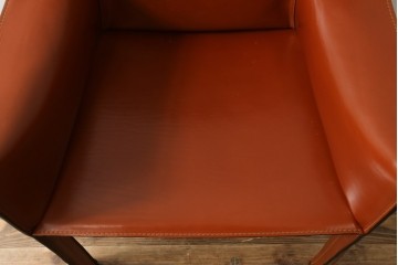 中古　美品　Cassina(カッシーナ)　413 CAB(キャブ)　MARIO BELLINI(マリオベリーニ)　本革　脚部まで革で覆われた個性的なアームチェア　定価約41万8千円　(R-090792)
