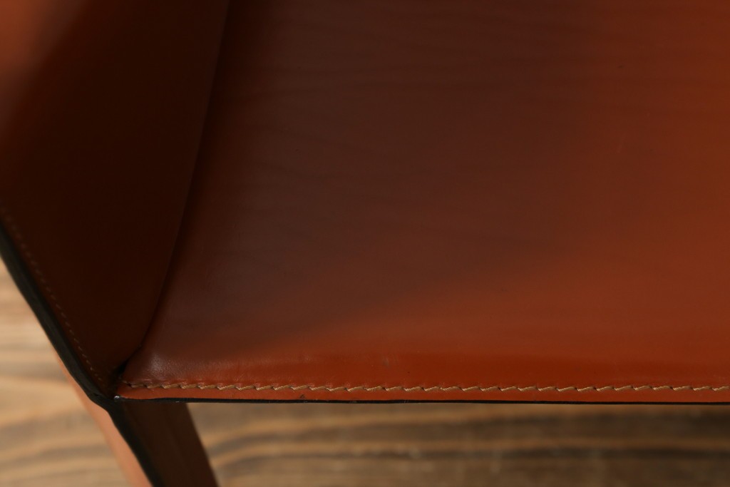 中古　美品　Cassina(カッシーナ)　413 CAB(キャブ)　MARIO BELLINI(マリオベリーニ)　本革　脚部まで革で覆われた個性的なアームチェア　定価約41万8千円　(R-090792)