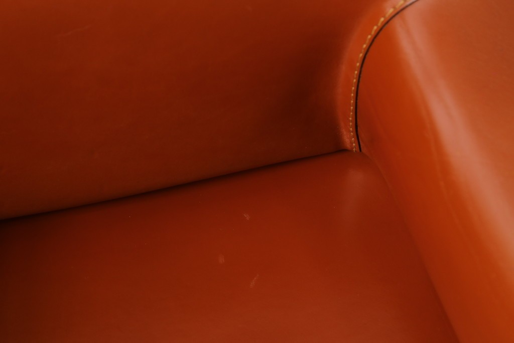 中古　美品　Cassina(カッシーナ)　413 CAB(キャブ)　MARIO BELLINI(マリオベリーニ)　本革　脚部まで革で覆われた個性的なアームチェア　定価約41万8千円　(R-090792)