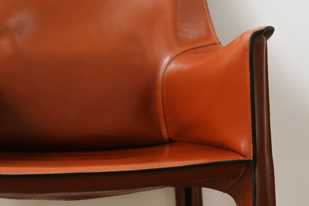 中古　美品　Cassina(カッシーナ)　413 CAB(キャブ)　MARIO BELLINI(マリオベリーニ)　本革　脚部まで革で覆われた個性的なアームチェア　定価約41万8千円　(R-090792)
