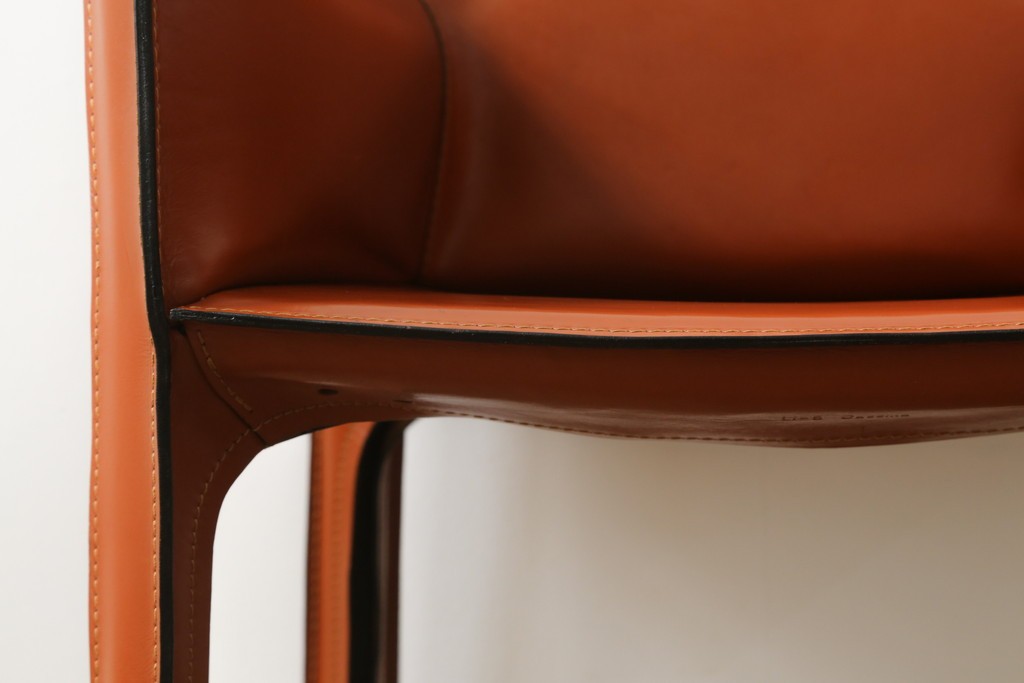 中古　美品　Cassina(カッシーナ)　413 CAB(キャブ)　MARIO BELLINI(マリオベリーニ)　本革　脚部まで革で覆われた個性的なアームチェア　定価約41万8千円　(R-090792)