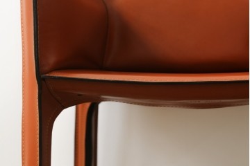 中古　美品　Cassina(カッシーナ)　413 CAB(キャブ)　MARIO BELLINI(マリオベリーニ)　本革　脚部まで革で覆われた個性的なアームチェア　定価約41万8千円　(R-090792)
