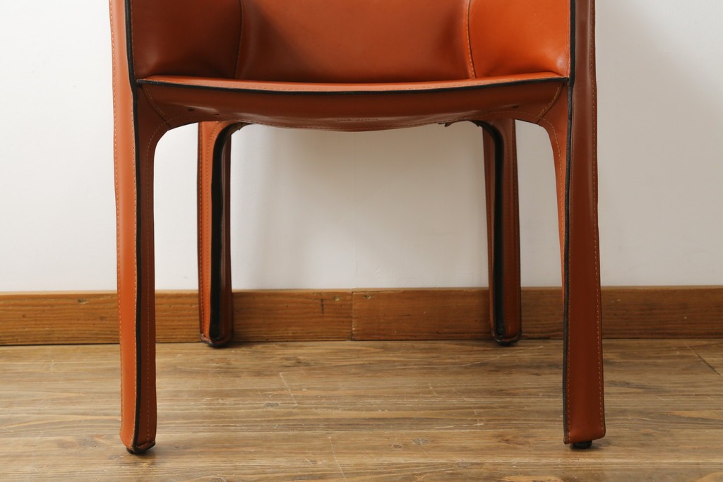 中古　美品　Cassina(カッシーナ)　413 CAB(キャブ)　MARIO BELLINI(マリオベリーニ)　本革　脚部まで革で覆われた個性的なアームチェア　定価約41万8千円　(R-090792)