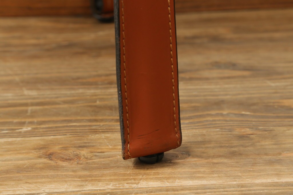 中古　美品　Cassina(カッシーナ)　413 CAB(キャブ)　MARIO BELLINI(マリオベリーニ)　本革　脚部まで革で覆われた個性的なアームチェア　定価約41万8千円　(R-090792)