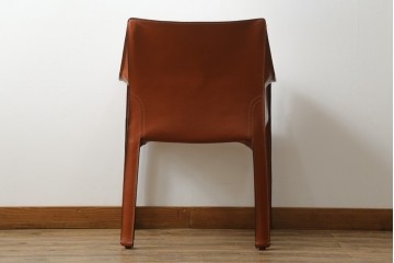 中古　美品　Cassina(カッシーナ)　413 CAB(キャブ)　MARIO BELLINI(マリオベリーニ)　本革　脚部まで革で覆われた個性的なアームチェア　定価約41万8千円　(R-090792)