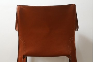 中古　美品　Cassina(カッシーナ)　413 CAB(キャブ)　MARIO BELLINI(マリオベリーニ)　本革　脚部まで革で覆われた個性的なアームチェア　定価約41万8千円　(R-090792)