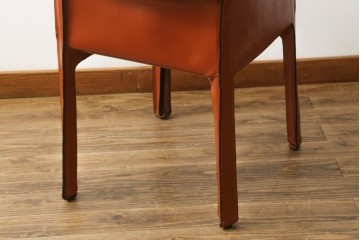 中古　美品　Cassina(カッシーナ)　413 CAB(キャブ)　MARIO BELLINI(マリオベリーニ)　本革　脚部まで革で覆われた個性的なアームチェア　定価約41万8千円　(R-090792)